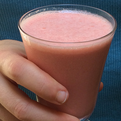 Las almendras dan a este elixir este color suave rosa pastel. Puedes añadir las almendras activadas al extractor lento de zumos junto con la fruta pelada y en gajos para obtener esta casi leche de almendras donde se subsituye el agua por el zumo de los cítricos y las fresas o frambuesas. Es suave, suave, suave como su color, pero no deja de tener un fondo ligeramente amargo que revela el pomelo en la mezcla. Un placer para tomar antes de las comidas o sólo para merendar o a media mañana.