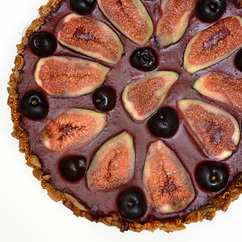 Tarta frutariana de higos y cerezas