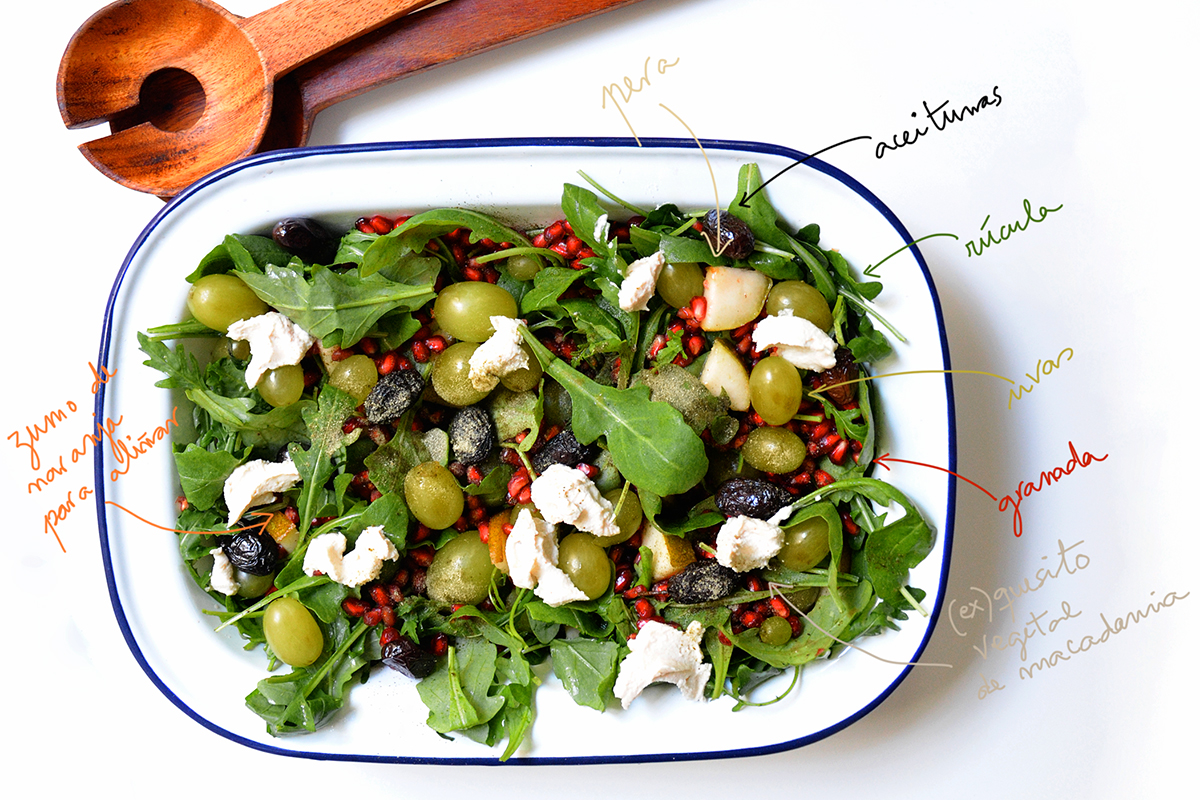 Ensalada de rúcula, uvas y queso de macadamia