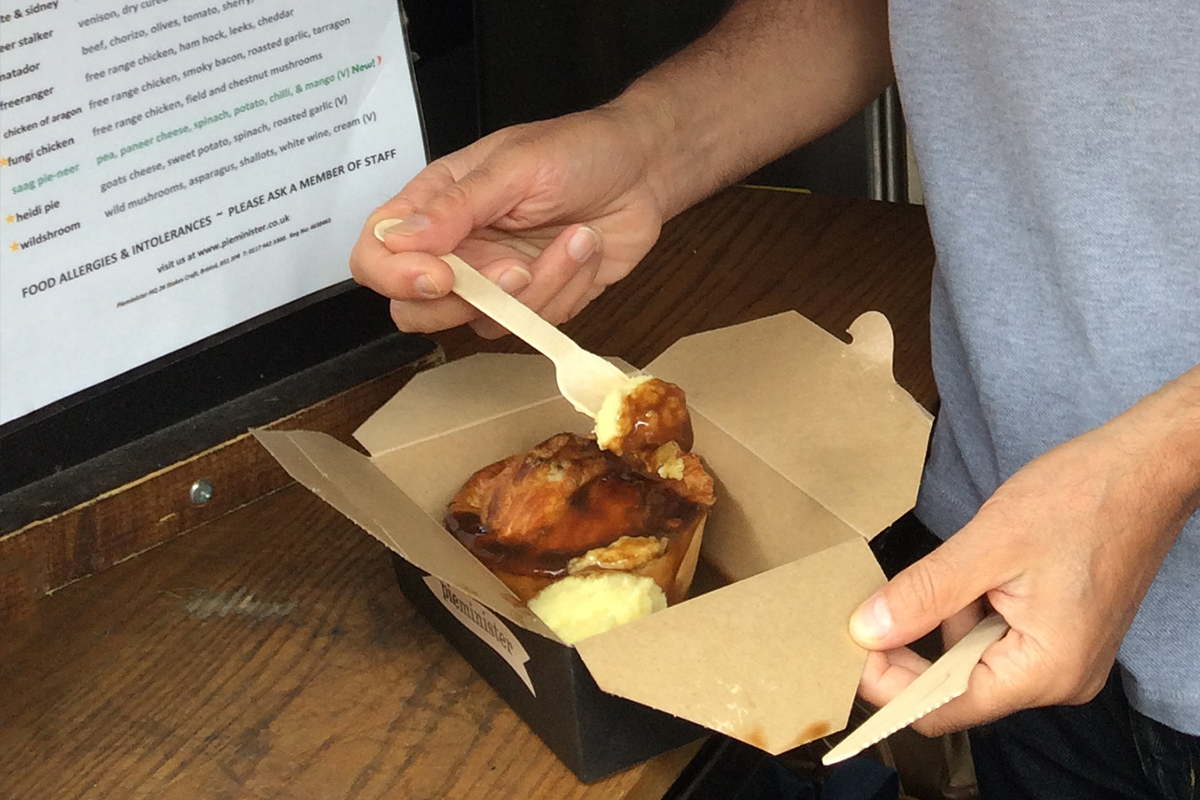 Para los que tienen una dieta más flexible que la mía, estamos de suerte, en el stand de Pie Minister (me encanta el nombre) tienen versiones vegetarianas de los clásicos pies, servidos con potato mash y mushy peas y gravy al gusto (puré de patatas, guisantes chafados, y salsita al gusto).