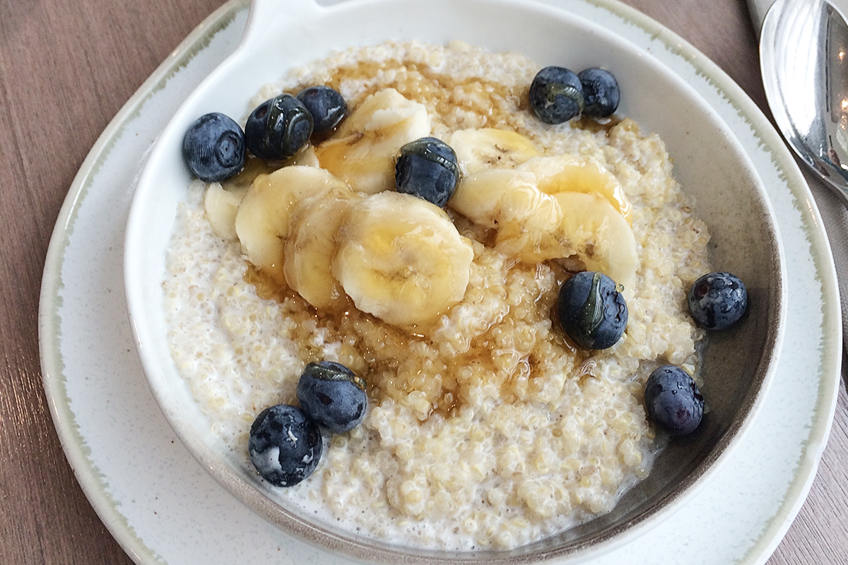 Para los amantes del porridge, esta versión con quínoa de la Darwin Brasserie es un winner. Lleva quinoa, leche de coco, arándanos, plátano y canela con sirope de arce. La sirven calentita.